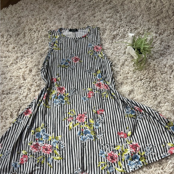 Black and white striped floral dress with a scoop neck and short sleeves - Picture 3 of 4